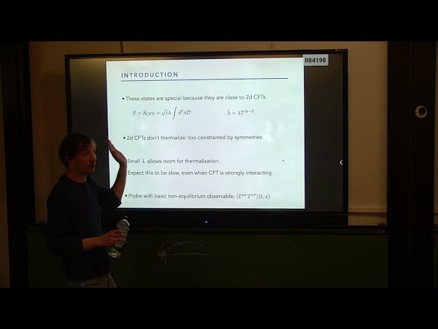 Universal Thermalization Dynamics in (1+1)d QFTs