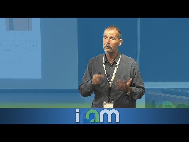 Atomistic Electrochemistry and the Electric Double Layer - Concepts and Simulations